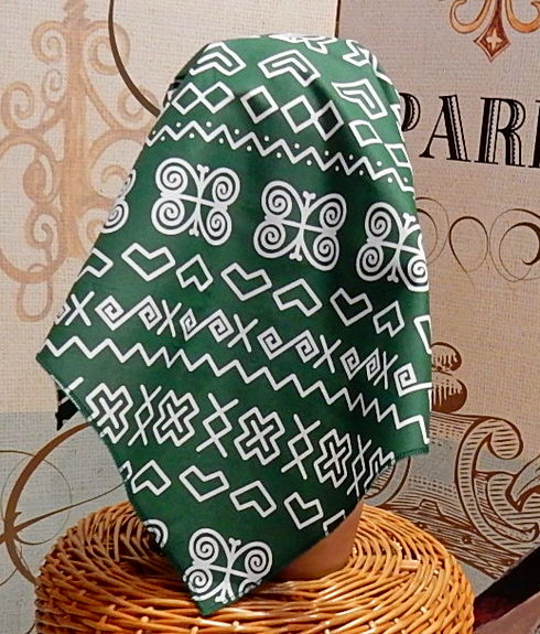 Šatka z bavlny s folklórnym motívom Čičmany zelená