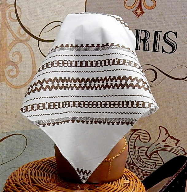 Šatka z bavlny s folklórnym motívom Trojuholníková bielo-hnedá
