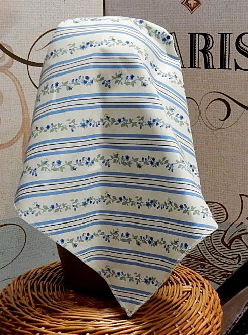 Šatka z bavlny s folklórnym motívom Trojuholníková bielo-modrá
