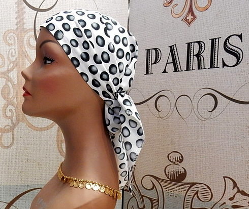 Triangular head scarf white with pattern - Click Image to Close